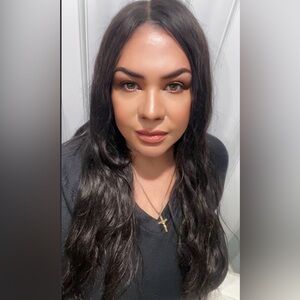 24 “ Bleached Knots Wig. Very natural looking Free Part. 9x7 Lace Front .